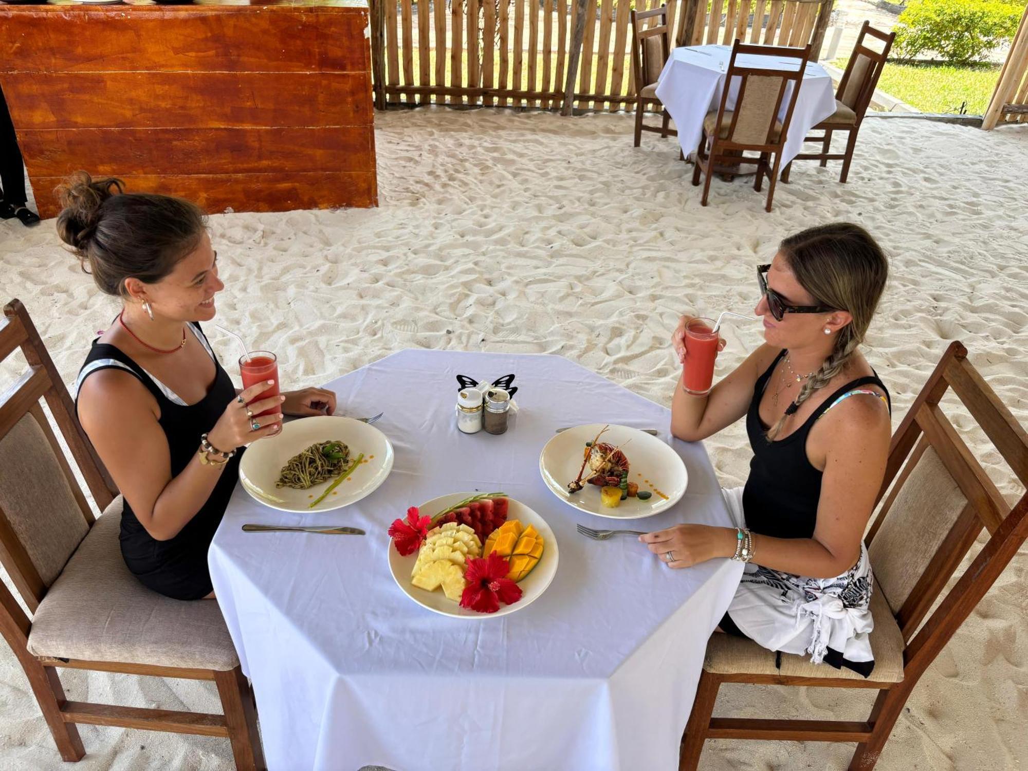 Relax Hotel Taj Nungwi Bagian luar foto